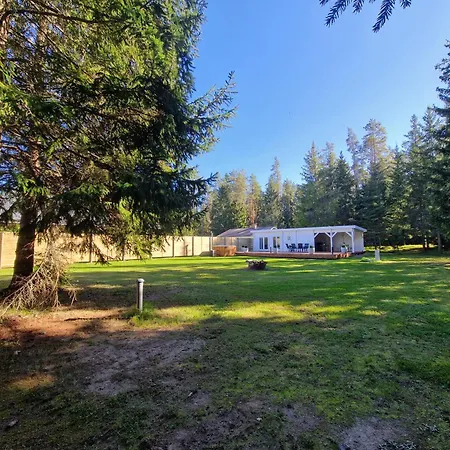 בית נופש Vaeike Puhkemaja Saunaga Romeda